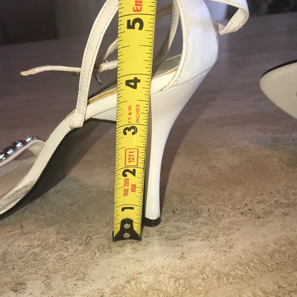 Diva White w/Silver Chain Accent Sandel - Picture 6 of 6